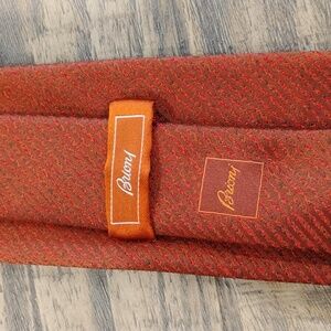 Brioni reddish orange men's necktie with subtle striped pattern